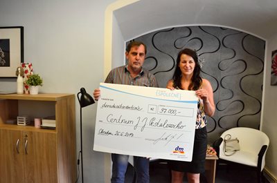Společnost dm darovala téměř 100.000 Kč Domu na půl cesty