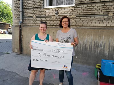 Slavnostní předání darovacího šeku organizaci IQ ROMA