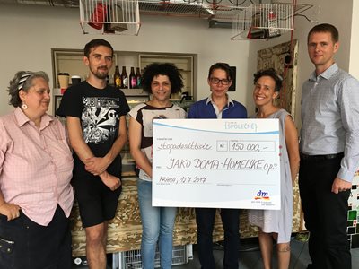 Jídelna kuchařek bez domova mění obraz bezdomovectví